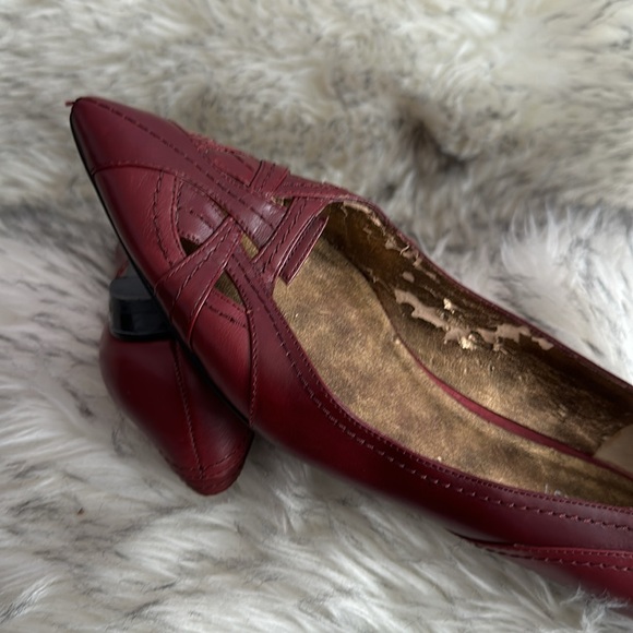 NINE WEST burgundy pointed-toed flats - Picture 10 of 10